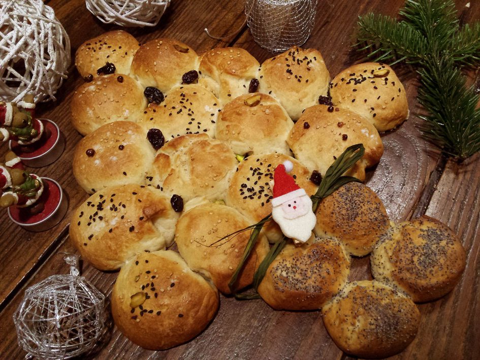 Árbol de pan de Navidad con pasas y nueces